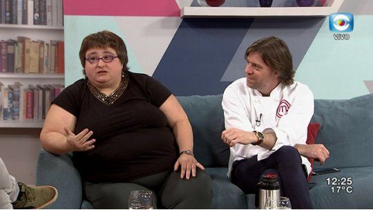 {altText(Sandra, séptima eliminada de MasterChef Uruguay 2, nos visitó en el living para analizar y compartir la experiencia de su paso por el reality. Bloque 3. 03-10-17.
,Recibimos a la 7ª eliminada de #MasterChefUY 2)}