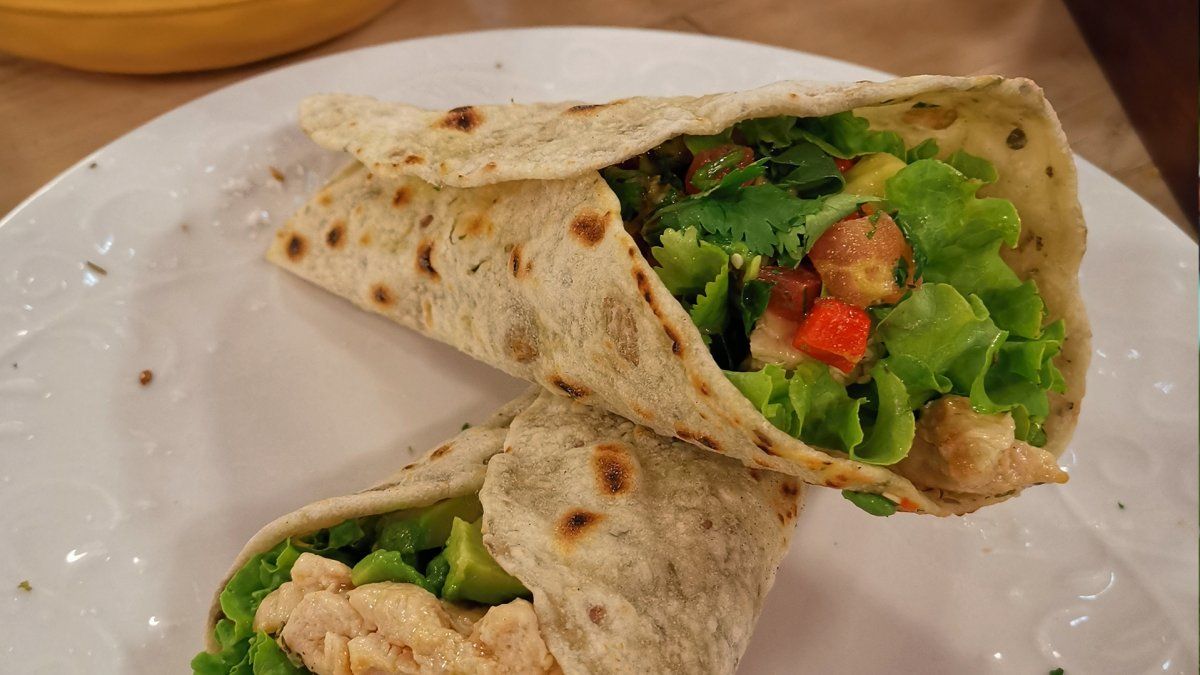 Fajita de pollo con criolla de palta y tomate