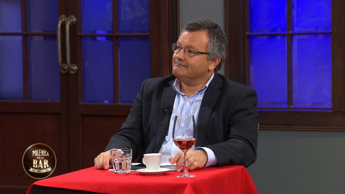 ¡Santiago González en POLÉMICA EN EL BAR!